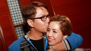 Mesranya Delon Kecup Istri