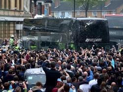 Bus MU Diserang, Kick-Off Laga Lawan West Ham Mundur
