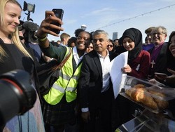 Hari Pertama, Wali Kota Muslim Pertama London ke Kantor Naik Bus