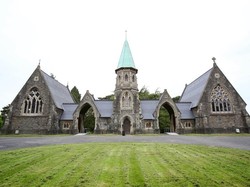 Ingin Beda Dari yang Lain, Pasangan Ini Gelar Pernikahan di Kuburan