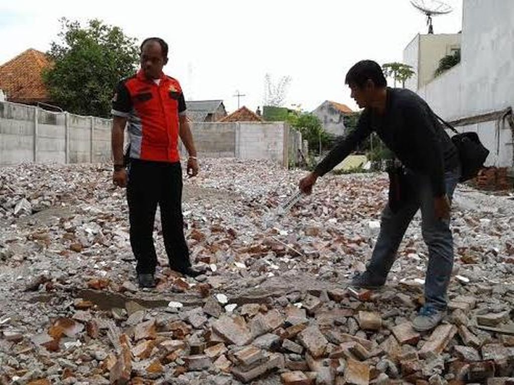 Polisi Identifikasi dan Olah TKP Rumah Radio Bung Tomo Polisi Identifikasi dan Olah TKP Rumah Radio Bung Tomo