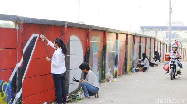 Aksi Ladies On Wall di Tembok Tol Cijago