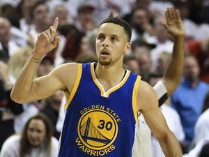 Curry Pertahankan Gelar MVP, Ukir Sejarah