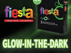 Sudah Pernah Coba Bercinta Pakai Kondom Glow in the Dark?