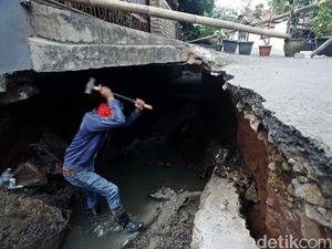 Jalan Ambles di Perumahan Ceger Diperbaiki