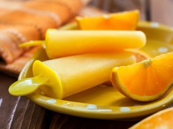 Yuk, Bikin Es Loli dari Teh dan Jus Jeruk untuk Camilan Segar!