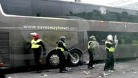 Bus MU sempat dilempari sejumlah benda oleh fans saat memasuki stadion. Eddie Keogh/Reuters/detikFoto.
