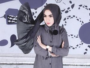Foto: Cara Selebgram Hijab Terapkan Tren Anting Pom-pom
