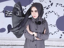 Foto: Cara Selebgram Hijab Terapkan Tren Anting Pom-pom