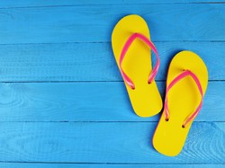 Hukum Memakai Sandal di Kuburan saat Ziarah Kubur, Apakah Boleh?