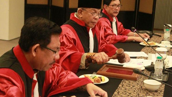 Ketua Badan Kehormatan DPD RI AM Fatwa memimpin Rapat Pleno terkait Penyelesaian Tatib DPD di Hotel Intercontinental Mid Plaza, Jakarta, Kamis, (29/4)