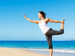 Aplikasikan Hidup Sehat dengan Beryoga di Tepi Pantai bersama AXA Mandiri dan AXA