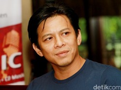 Gegara Corona, Ariel NOAH Cukur Rambut Pakai Alat Cukur Kumis