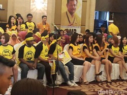 Kampanye di Surabaya, Novanto Bawa Pendukung Cantik