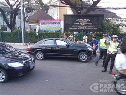 Mercy Ringsek Usai Cium Kendaraan di Depannya di Senayan