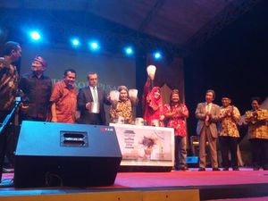 Wali Kota Banda Aceh Buka Festival Kopi Internasional dengan Menyaring Kopi
