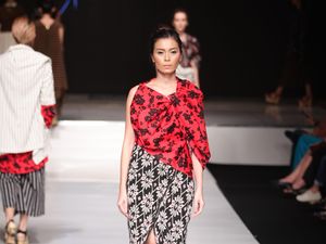 Lulu Lutfi Labibi Kawinkan Batik Lurik dengan Motif Floral di JFFF