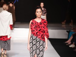 Lulu Lutfi Labibi Kawinkan Batik Lurik dengan Motif Floral di JFFF