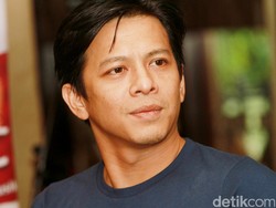 Ekstrem! Ini Cara Ariel NOAH Potong Rambut Sendiri