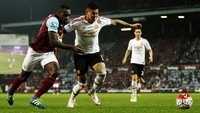 Michail Antonio (kiri) berebut bola dengan Marcos Rojo (kanan) dalam pertandingan yang dihelat di Upton Park, Rabu (11/5/2016) dinihari WIB. John Sibley/Reuters/detikFoto.