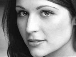 Resepsionis Dipecat karena Menolak Memakai Sepatu Hak Tinggi