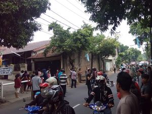 Tolak Digusur TNI, Warga Kodam Bintaro Blokir Jalan dengan Bangku