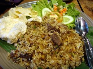 Enaknya Mengisi Perut dengan Nasi Goreng Rendang yang Sedap Berempah
