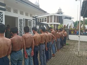 Saat Belasan Pelajar Tawuran Dihukum Bernyanyi Indonesia Raya dan Baca UUD 1945