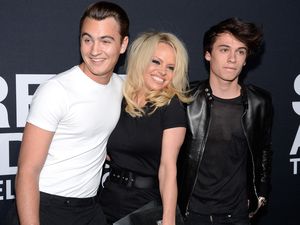 Putra Pamela Anderson Tak Pernah Tonton Aksi Seksi Ibunya di Baywatch