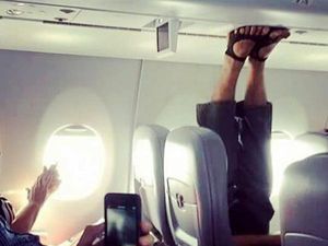 Kelakuan Buruk Turis China, Kaki Ditaruh di Meja Lipat Pesawat Kelakuan Buruk Turis China, Kaki Ditaruh di Meja Lipat Pesawat
