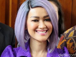 Resmi Cerai dari Gaston, Jupe Cengar-cengir ke Luar Ruang Sidang