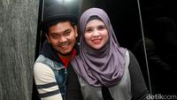 Kemesraan Indra Bekti dan Istri