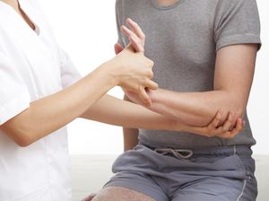 Dokter Ortopedi Tak Anjurkan Kegiatan Kretek Tulang Dokter Ortopedi Tak Anjurkan Kegiatan Kretek Tulang