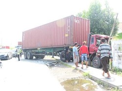 Truk Trailer Tabrak Pagar Rumah Warga, Satu Orang Luka