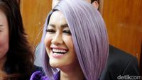 Resmi Menjanda, Jupe Tampil Serba Ungu