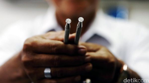 Melihat Penggosokan Intan di Martapura