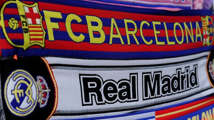 Syal Barcelona dan Real Madrid MADRID, SPAIN - MARCH 23: Real Madrid CF and FC Barcelona scarves are seen at a merchandise stall prior to the La Liga match between Real Madrid CF and FC Barcelona at estadio Santiago Bernabeu on March 23, 2014 in Madrid, Spain. (Photo by Denis Doyle/Getty Images)