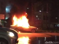 Mobil Sedan Terbakar di Gerbang Tol Pasteur Bandung