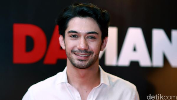 Senyuman Reza Rahadian Bikin Cewek Jatuh Hati
