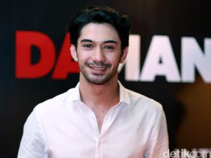 Senyuman Reza Rahadian Bikin Cewek Jatuh Hati