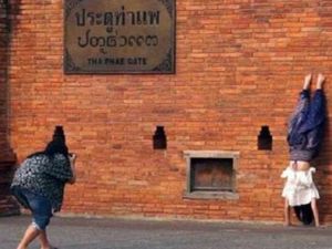 Aneka Kelakuan Traveler Menyebalkan di Tempat Wisata