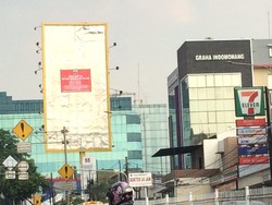 Reklame Hasnaeni Wanita Emas di Warung Buncit Jaksel Dicopot