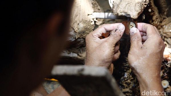 Melihat Pembuatan Tasbih Pukah