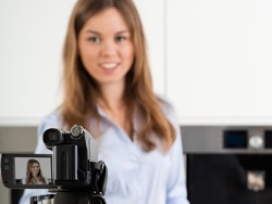 Ini Alasannya Banyak Wanita yang Tertarik Lakukan Video Blogging