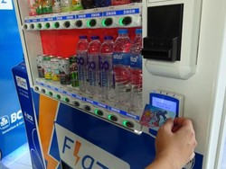 Beli Majalah dan Minuman Tanpa Uang Tunai di Vending Machine Ini