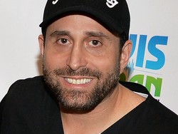 Dokter Ini Jadi Populer karena Pamerkan Aksi Bedah Payudara di Snapchat