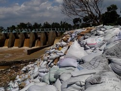 Ribuan Sak Limbah B3 Timbun Dam Yani, Warga Keluhkan Gatal dan Sesak Nafas