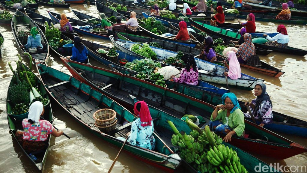 Ramainya Aktivitas di Pasar Terapung Lok Baintan Ramainya Aktivitas di Pasar Terapung Lok Baintan
