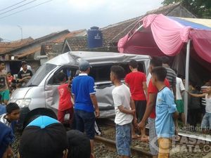Mobil Grand Max Tertabrak KRL di Perlintasan Tanpa Palang di Cilebut