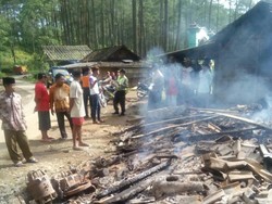Toko Kelontong Ludes Terbakar Saat Pemilik Nyalakan Api Dekat Bensin